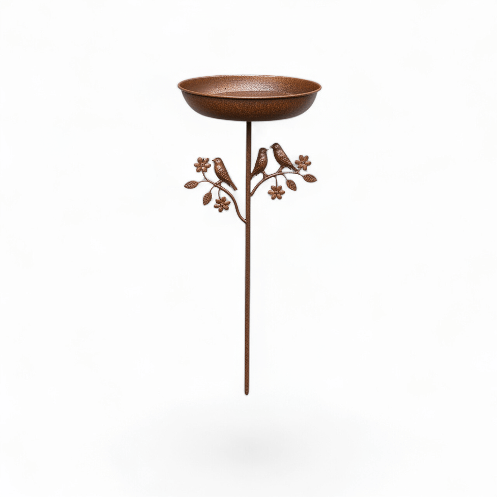 Abreuvoir à oiseaux sur pied en fer vintage bronze avec coupelle ronde et branche décorative ornée d'oiseaux et de fleurs, sur fond blanc