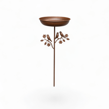 Abreuvoir à oiseaux sur pied en fer vintage bronze avec coupelle ronde et branche décorative ornée d'oiseaux et de fleurs, sur fond blanc