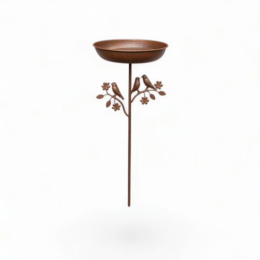 Abreuvoir à oiseaux sur pied en fer vintage bronze avec coupelle ronde et branche décorative ornée d'oiseaux et de fleurs, sur fond blanc