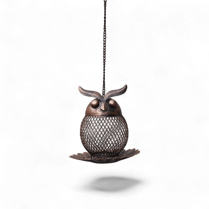 Mangeoire à oiseaux en forme de hibou en maille métallique cuivrée avec chaîne de suspension, sur fond blanc