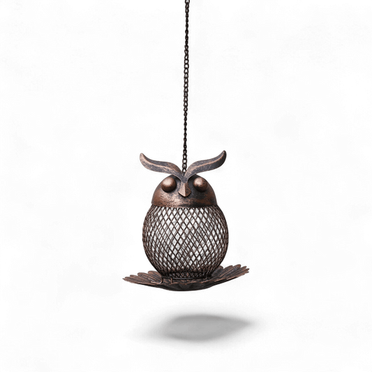 Mangeoire à oiseaux en forme de hibou en maille métallique cuivrée avec chaîne de suspension, sur fond blanc