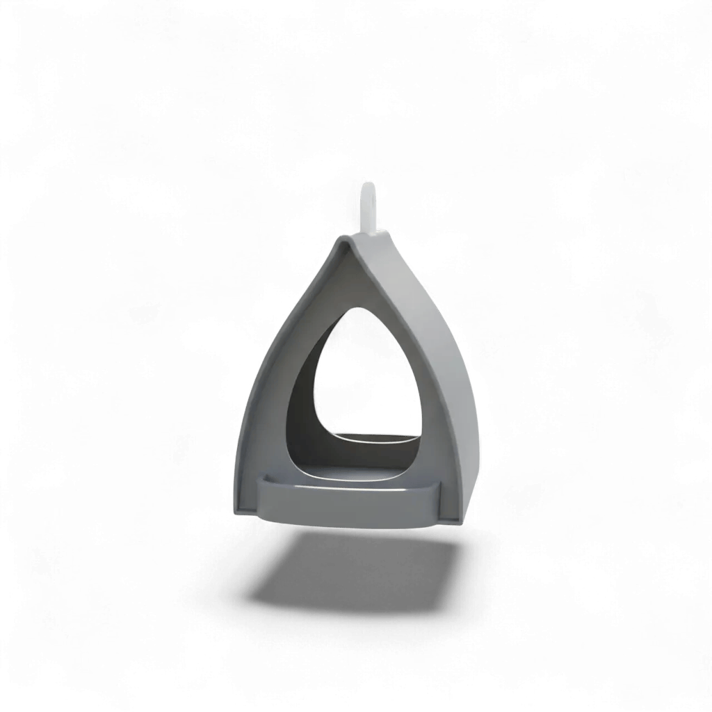 Mangeoire à oiseaux en forme de cabane ouverte grise à suspendre, design triangulaire minimaliste, sur fond blanc