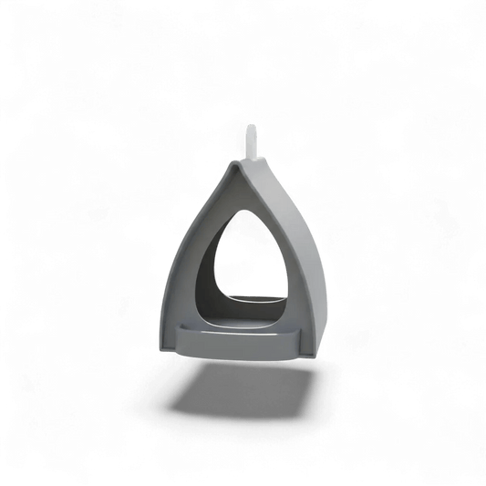 Mangeoire à oiseaux en forme de cabane ouverte grise à suspendre, design triangulaire minimaliste, sur fond blanc