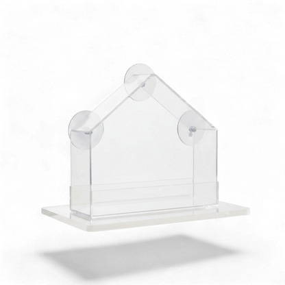 Mangeoire de fenêtre transparente en acrylique en forme de maison avec ventouses et bac à graines, sur fond blanc