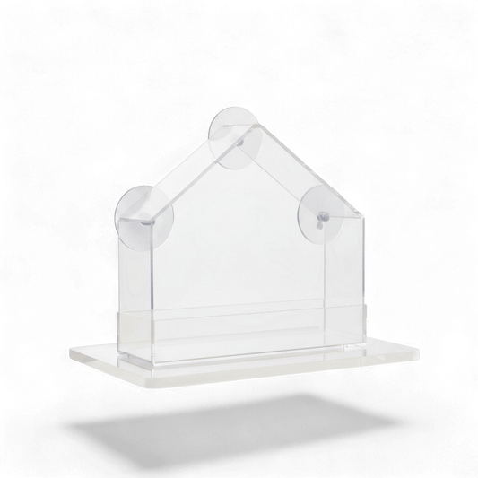 Mangeoire de fenêtre transparente en acrylique en forme de maison avec ventouses et bac à graines, sur fond blanc