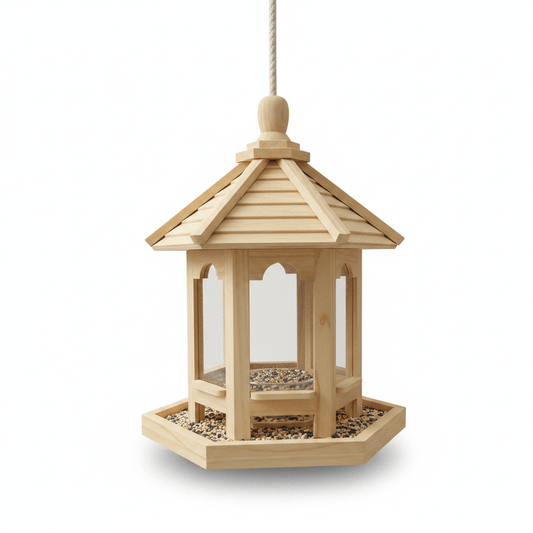 Mangeoire maisonnette en bois sur fond blanc