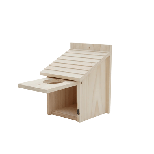 Nichoir reproduction en bois sur fond blanc