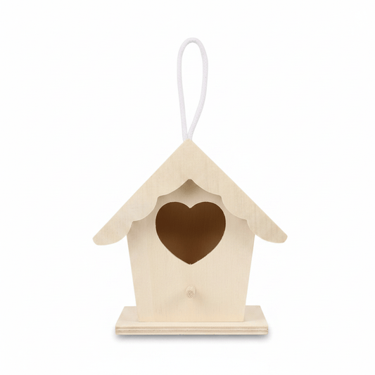 Mini nichoir en bois avec ouverture en cœur sur fond blanc