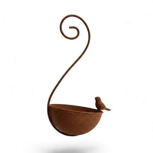 Abreuvoir mangeoire à oiseaux suspendu en fer rouillé avec crochet en spirale et petit oiseau décoratif, sur fond blanc