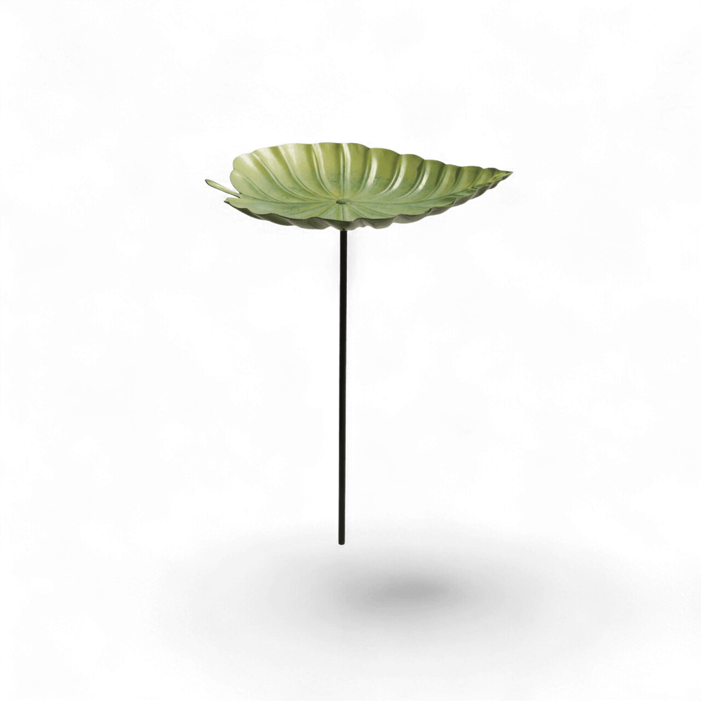 Abreuvoir à oiseaux sur pied en forme de feuille en fer vert antique, avec piquet à planter, sur fond blanc