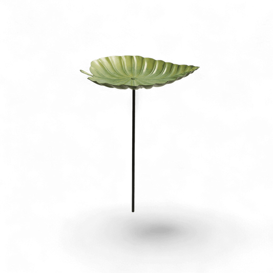 Abreuvoir à oiseaux sur pied en forme de feuille en fer vert antique, avec piquet à planter, sur fond blanc